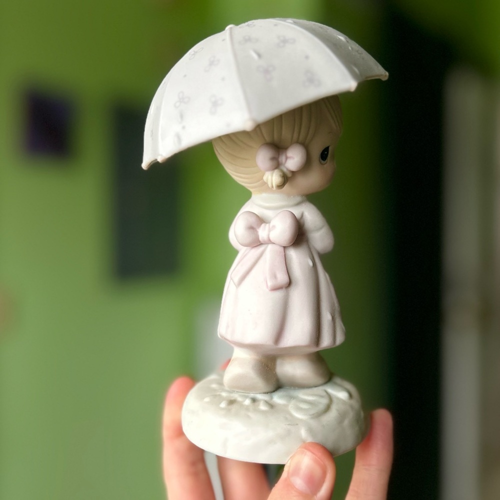 VTG Enesco Precious Moments Girl Under Umbrella April Month Motif Figurine - Picture 3 of 13